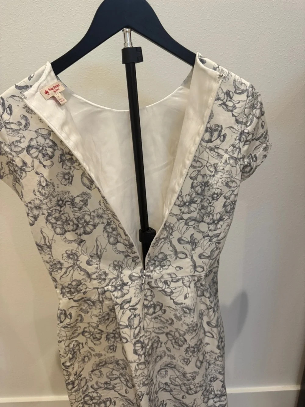 Brooks Brothers White‎ and Gray Floral Short-Sleeve Sheath Dress